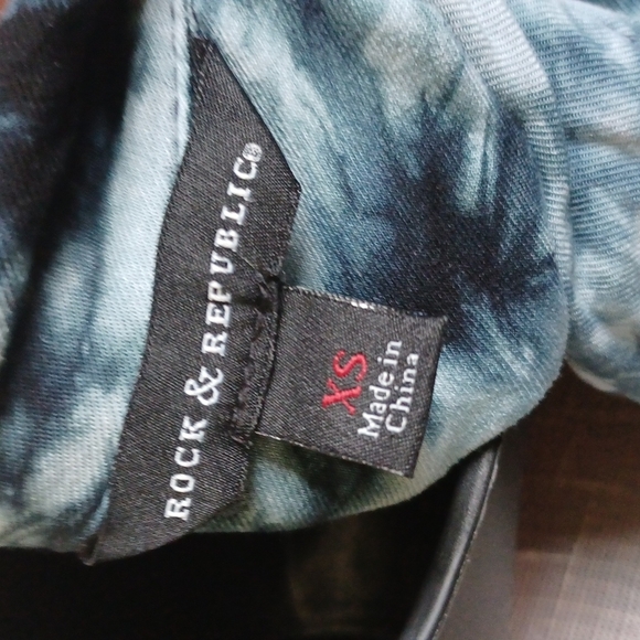 Rock and Republic Cold Shoulder Tie Dye Button down Top Size XSmall - Picture 4 of 5